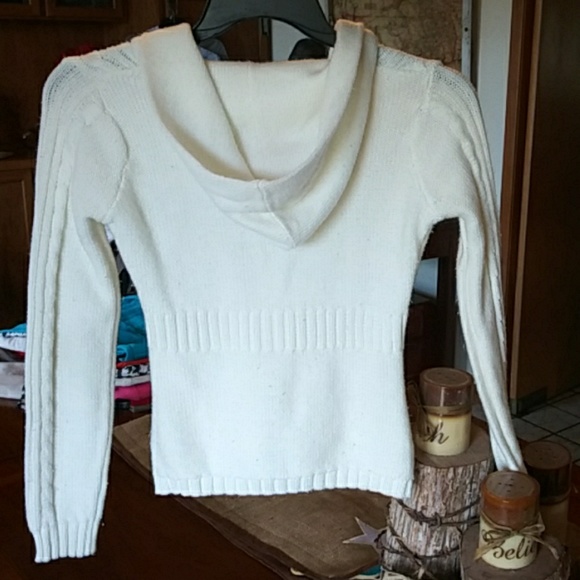 5-7-9 White hooded sweater with brown buttons - Picture 2 of 4